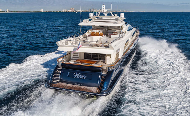 Charter Yacht Vivere Stern